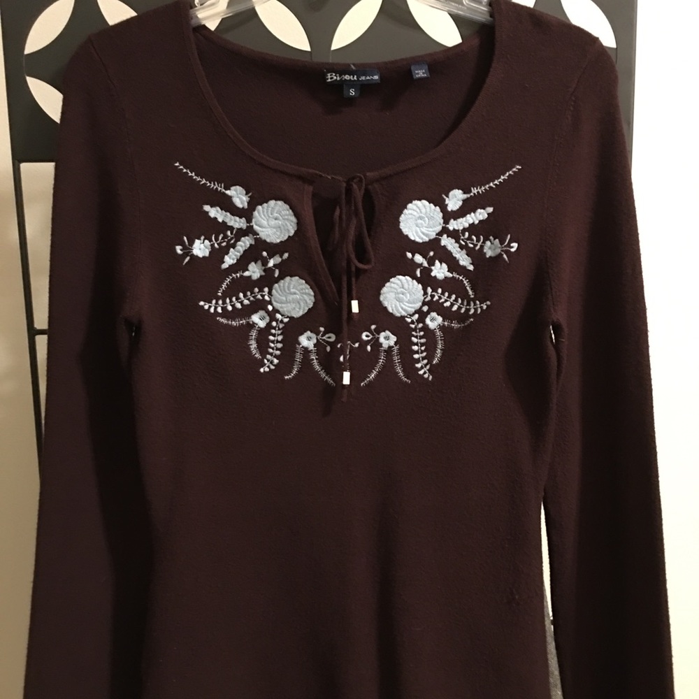 Long sleeve knit top with beautiful patterns